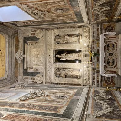 044 Nel 1561 Bonifazio Gagini Realizzo La Statua Marmorea Di Santa Lucia Accolta Nella Cona Fra Gli Apostoli San Pietro A Sinistra E San Paolo A Destra Nella Parte Superiore Il Padre Eterno E Posto Tra Gli Angeli