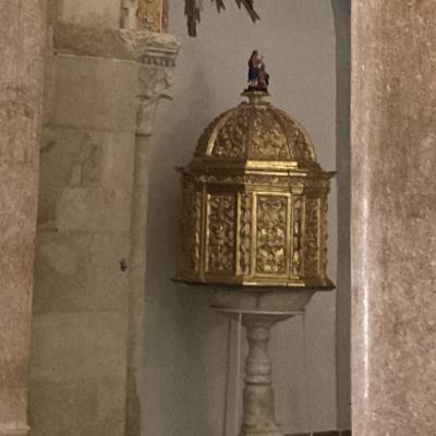 047 Prezioso E Il Fonte Battesimale Opera Seicentesca Realizzata In Legno Scolpito E Rivestito D Oro Zecchino E Il Fonte Marmoreo Realizzato Con Marmi Di Carrara E Opera Di Vincenzo Gagini Del 1575