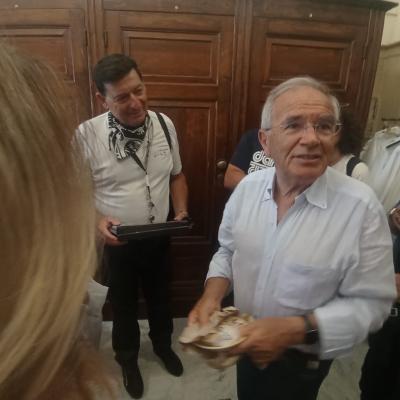 049 Siamo Stati Ricevuti In Sagrestia Dal Sindaco Il Dottor Sanzarello A Cui Abbiamo Espresso La Nostra Gratitudine Per L Accoglienza E Donato Il Piatto In Ceramica Con Il Nostro Logo