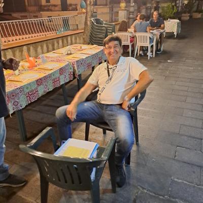009 In Attesa Della Sistemazione Dei Tavoli Il Presidente Si Organizza Un Banchetto Per Incassare Le Quote Dei Ritardatari