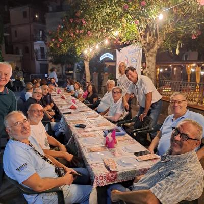 020 Si Intrattengono I Commensali In Attesa Degli Arancini