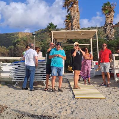 008 Sulla Spiaggia Ad Ammirare I Cavalloni Marini