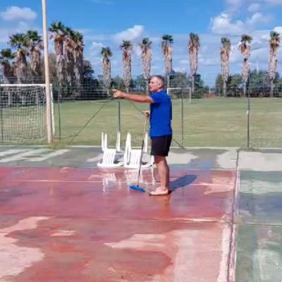 017 Nonostante La Pioggia Dopo Aver Spazzato L Acqua Dal Campo