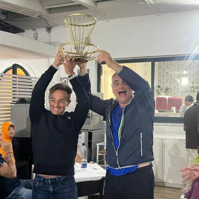 031 Ed Ecco I Vincitori Alzare Il Trofeo