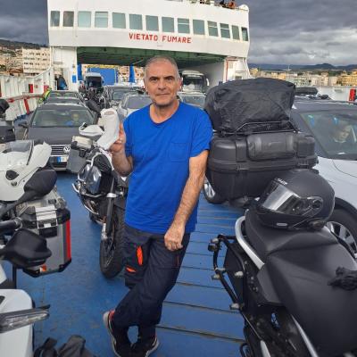046 Mario Con Un Residio Della Carta Igienica Che Ha Avvolto La Sua Moto In Uno Stato Di Totale Serenita